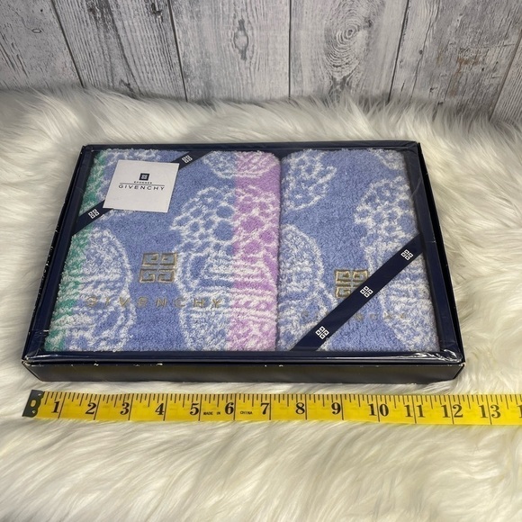 GIVENCHY towel gift set with box - Picture 8 of 8